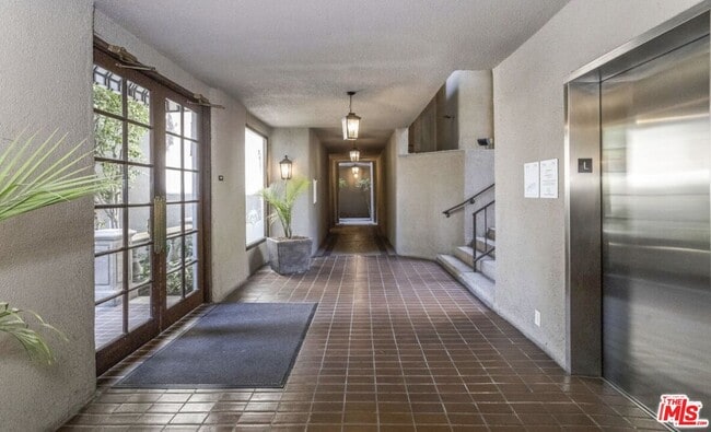 Foto del edificio - 8455 Fountain Ave
