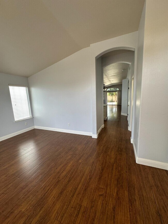 Foto del edificio - 5446 W Morris Ave