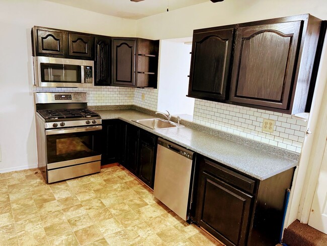 Building Photo - 3BR/2BA Spacious Manayunk Apt with Washer/...