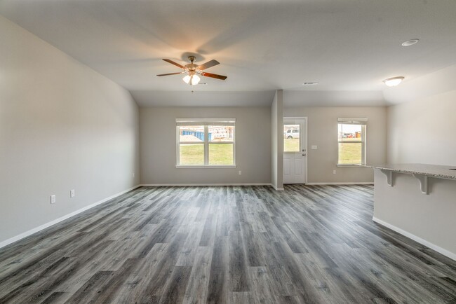 Foto del edificio - Like New 4-bedroom 2 bath Home in Lowell!!...