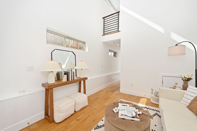 Foto del edificio - Modern 2BR End-Unit Townhome with Two Rooftop Decks