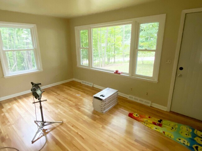 Foto del edificio - 4-Bedroom, 1 Bath Home on Wooded Lot near ...