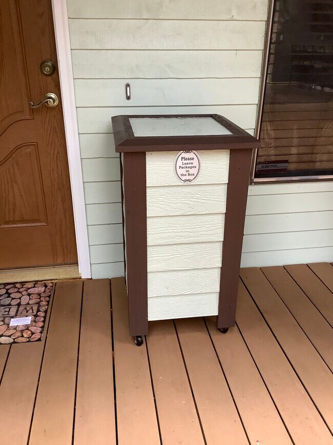 Foto del edificio - 1 STORY RAMBLER 3 BED 1.5 BATH IN PORT ORCHARD