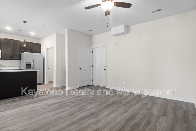 Foto del edificio - 229 B-206 E. Johnson Circle