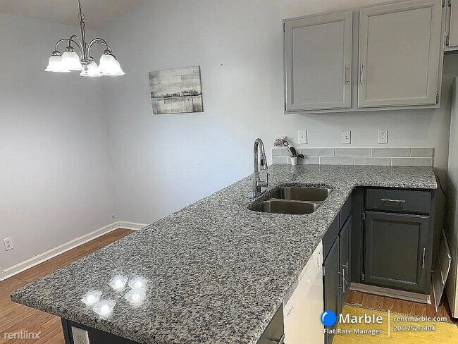 Building Photo - 2 br, 1 bath Townhome - 2518 Hitchcock Dr
