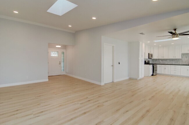 Foto del edificio - Turnkey Huntington Beach Home with Modern ...