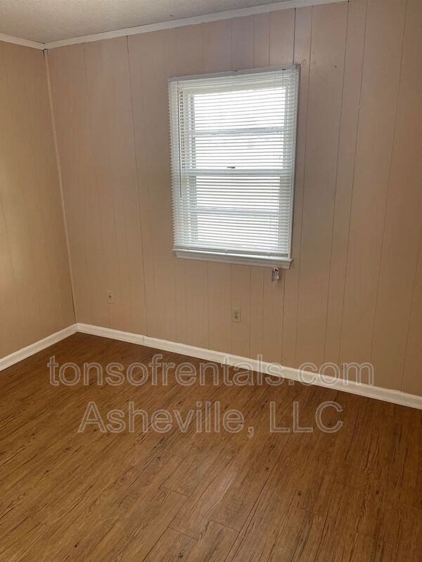 Building Photo - 3126 US-221