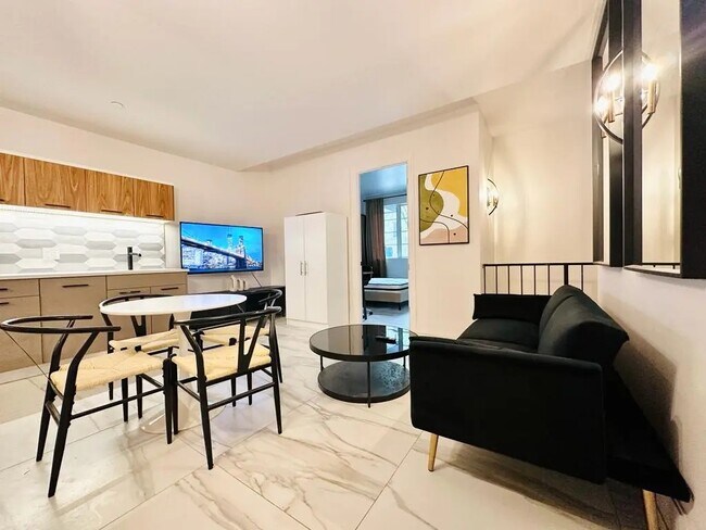 Foto del edificio - Furnished room/NOT APARTMENT