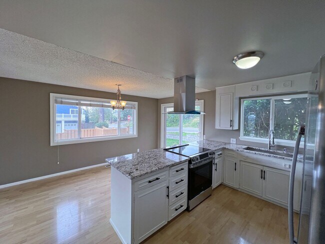 Building Photo - Kennydale daylight Basement home $3845.00 ...