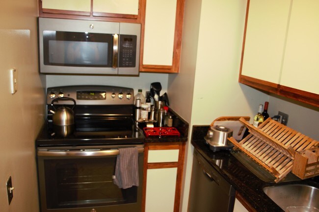 Kitchen - 1122 N Clark St