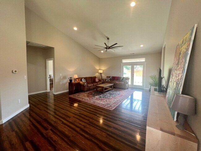 Foto del edificio - Modern 3 Bedroom Home