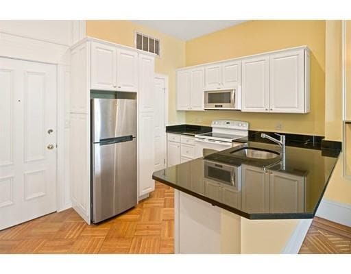 Building Photo - 127 Beacon St