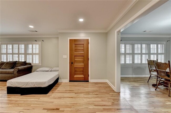 Building Photo - 8 Highland Ln