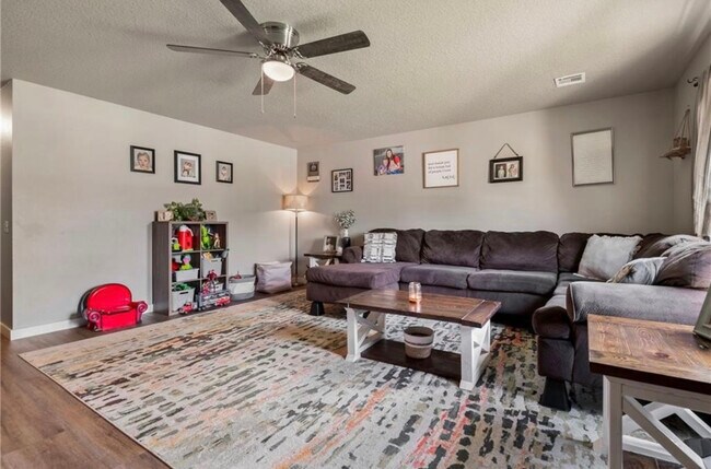 Sala de estar - 707 E Eastview Dr