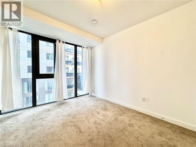 Photo du bâtiment - 1434 Highland Rd W