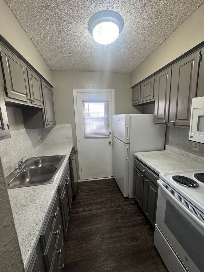 Building Photo - 2417 E 55th Pl