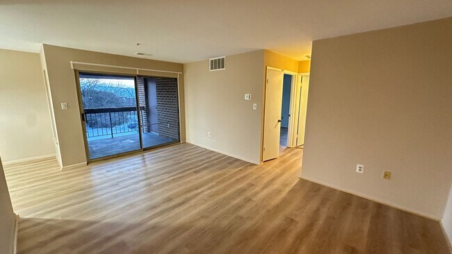 Building Photo - Spacious one bedroom condo located in the summer ridge community!
