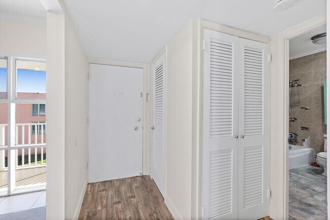 Building Photo - Spacious Riverview 1B/1B Condo