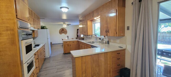 Building Photo - Great Family Home Near Schools In The Ente...