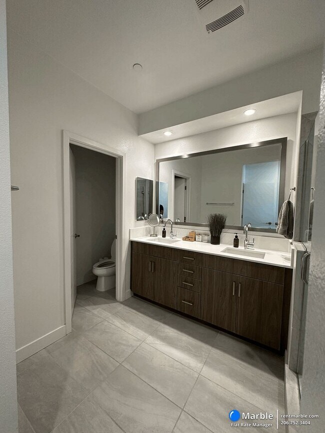 Foto del edificio - Modern 2-Bedroom, 2.5-Bath Townhome in Oakland