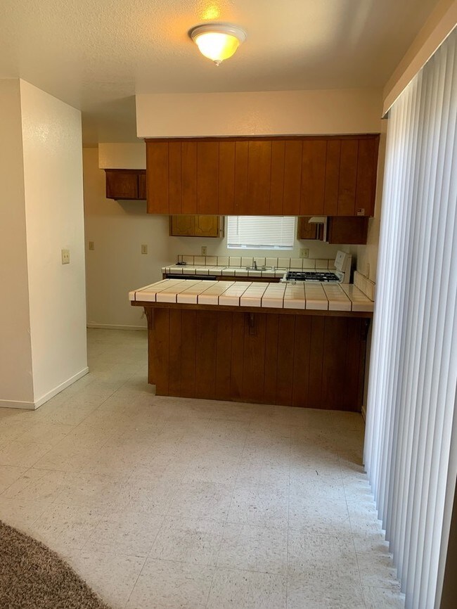 Building Photo - Middle unit available on Cross in Tulare!
