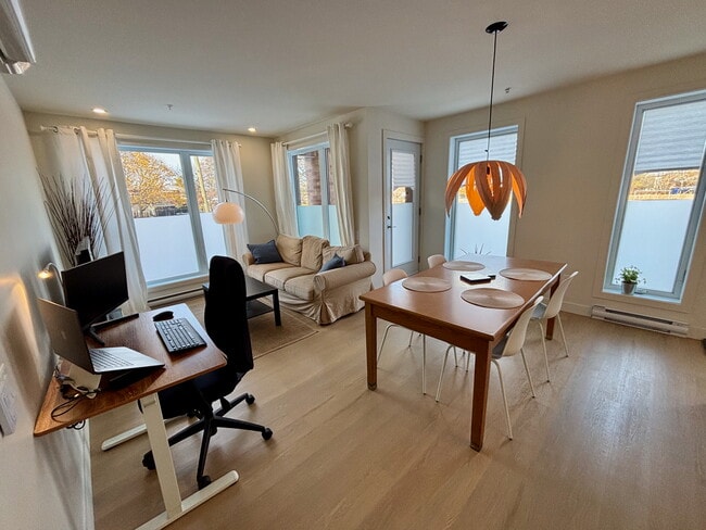 Building Photo - 860 Av De Vimy