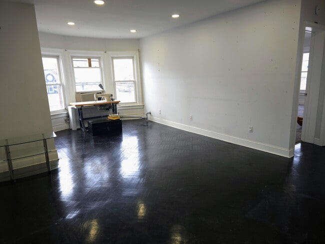 Building Photo - 19 Rossmore Pl