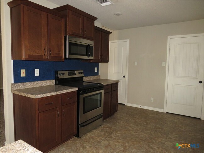 Building Photo - 2604 Hector Dr