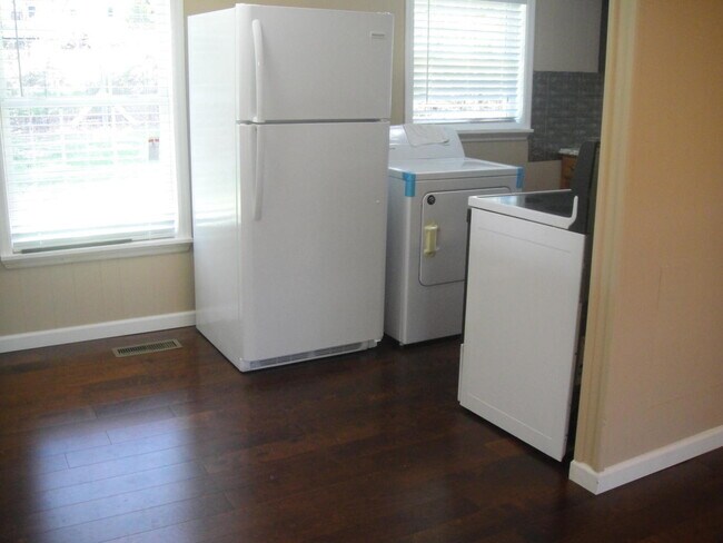 Foto del edificio - 117 N Midway Dr