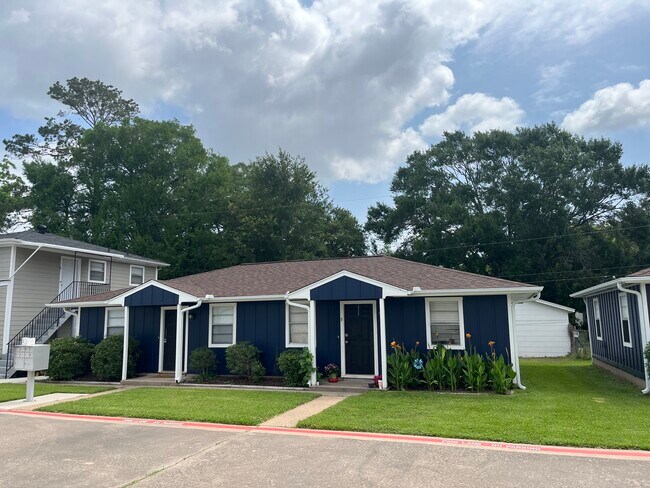 Foto del edificio - 717 Cedar Bayou Rd