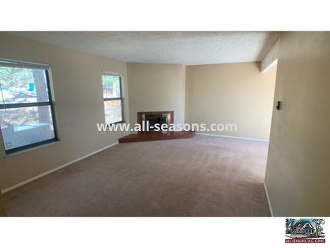 Building Photo - Charming multi-story duplex unit, nestled ...