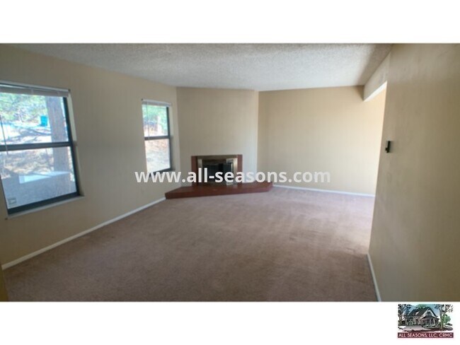 Foto del edificio - Charming multi-story duplex unit, nestled ...