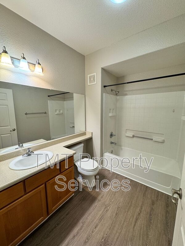 Foto del edificio - 5201 Laguna Oaks Dr