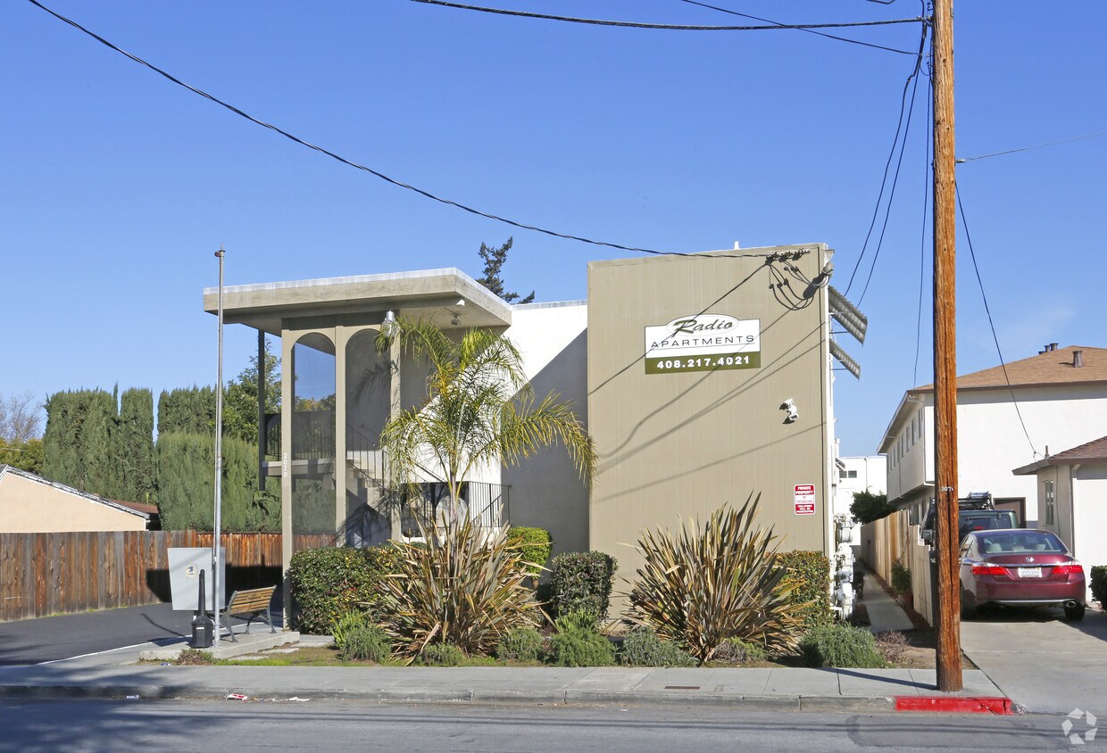 Foto del edificio - Radio Apartments
