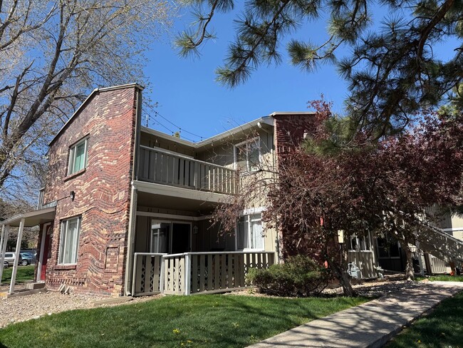 Foto del edificio - MOVE-IN READY!! 2 bed 2 bath Lakewood Condo