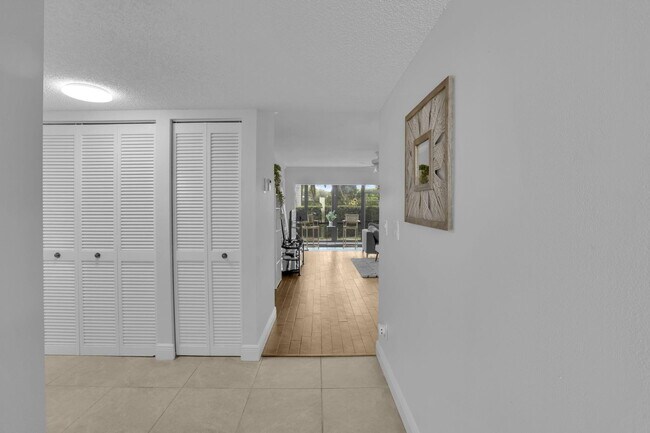 Foto del edificio - 100 Pelican Pointe Dr