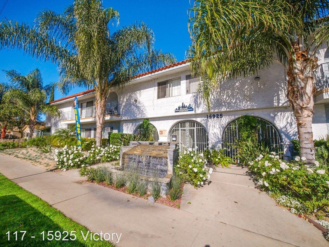 Foto principal - 15925 Victory Blvd