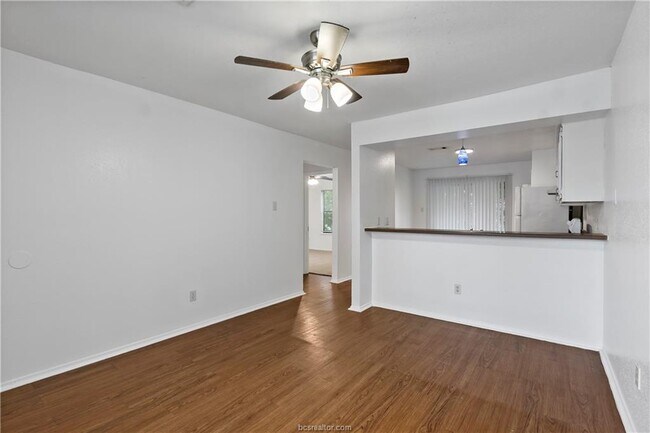Building Photo - 313 Manuel Dr