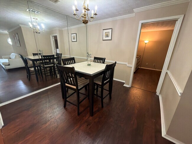Foto del edificio - Room in Condo on Brockett Pl
