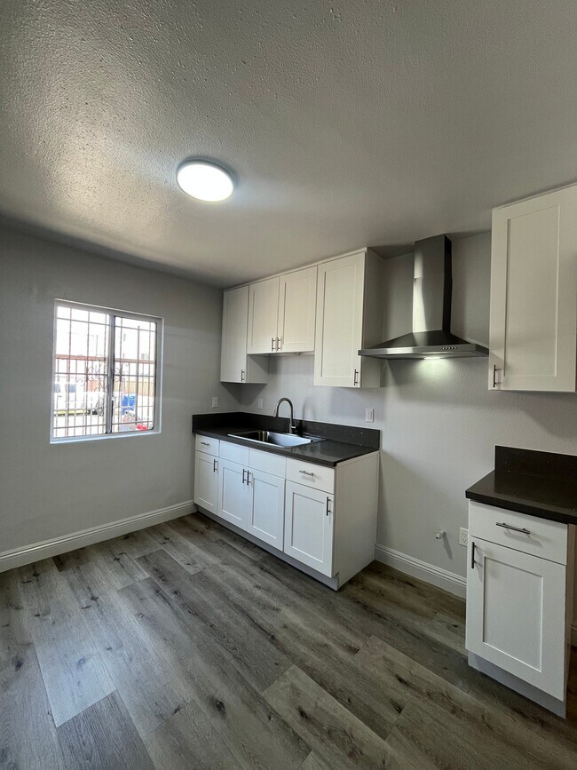 Foto del edificio - 7400 S Hoover St