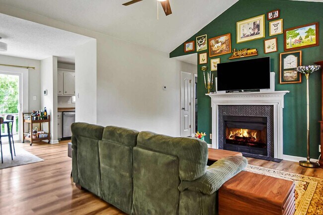 Building Photo - Pet Friendly Three Bedroom!