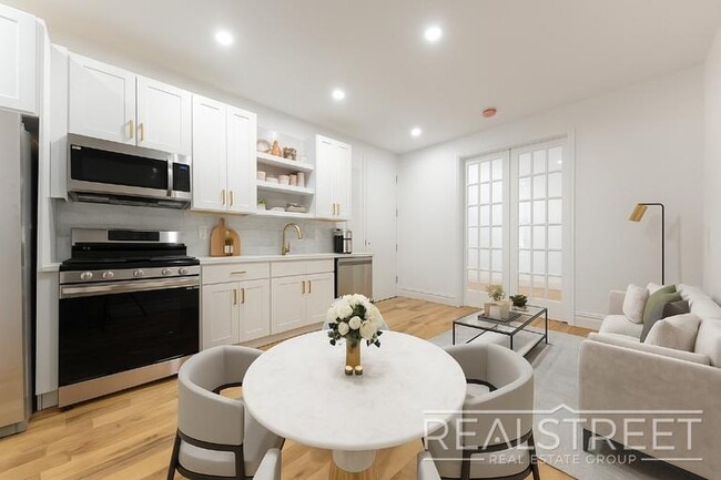 Building Photo - STUNNING 4.5+ BED 3 BATH DUPLEX + YARD IN ...