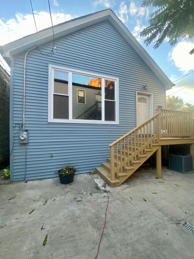 Primary Photo - 1620 N Rockwell St