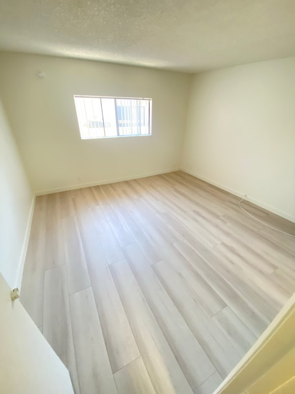 Building Photo - 14942 Burbank Blvd