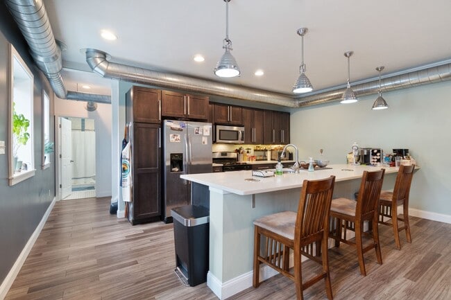 MASSIVE MODERN RENOVATION WITH OPEN LAYOUT... - MASSIVE MODERN RENOVATION WITH OPEN LAYOUT... House