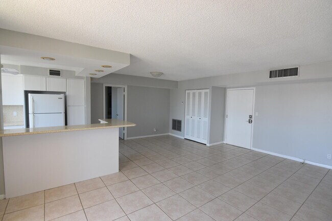 Building Photo - 1236 Hillsboro Mile