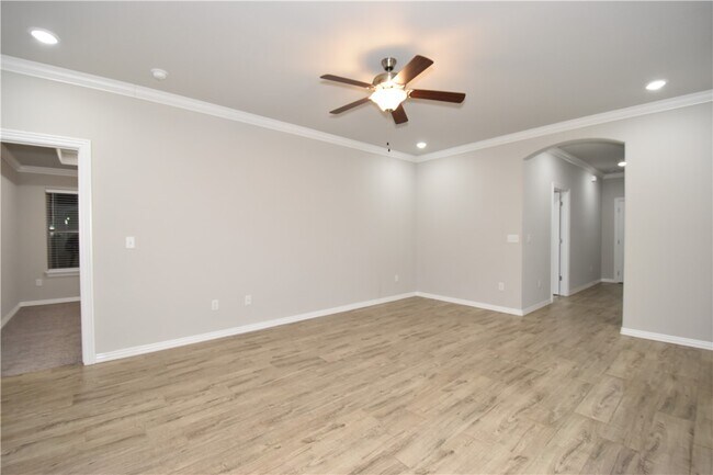Building Photo - 931 Lakeview Dr