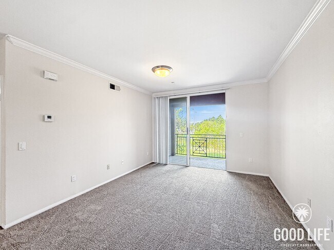 Foto del edificio - Bright 2BR/2BA Condo with Balcony, Garage & Resort-Style Amenities in Carmel Valley!