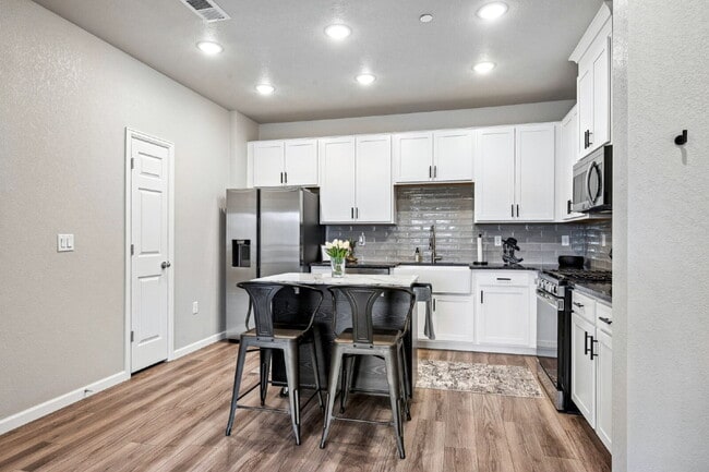 Photo - "Charming 2-Bed, 2-Bath Condo Retreat in Littleton - 870 Sq Ft of Cozy Elegance!"