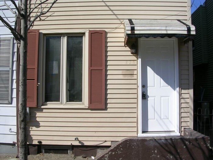 Foto principal - Fantastic 2+ Bedroom w/ 1 1/2 Bath Home! R...